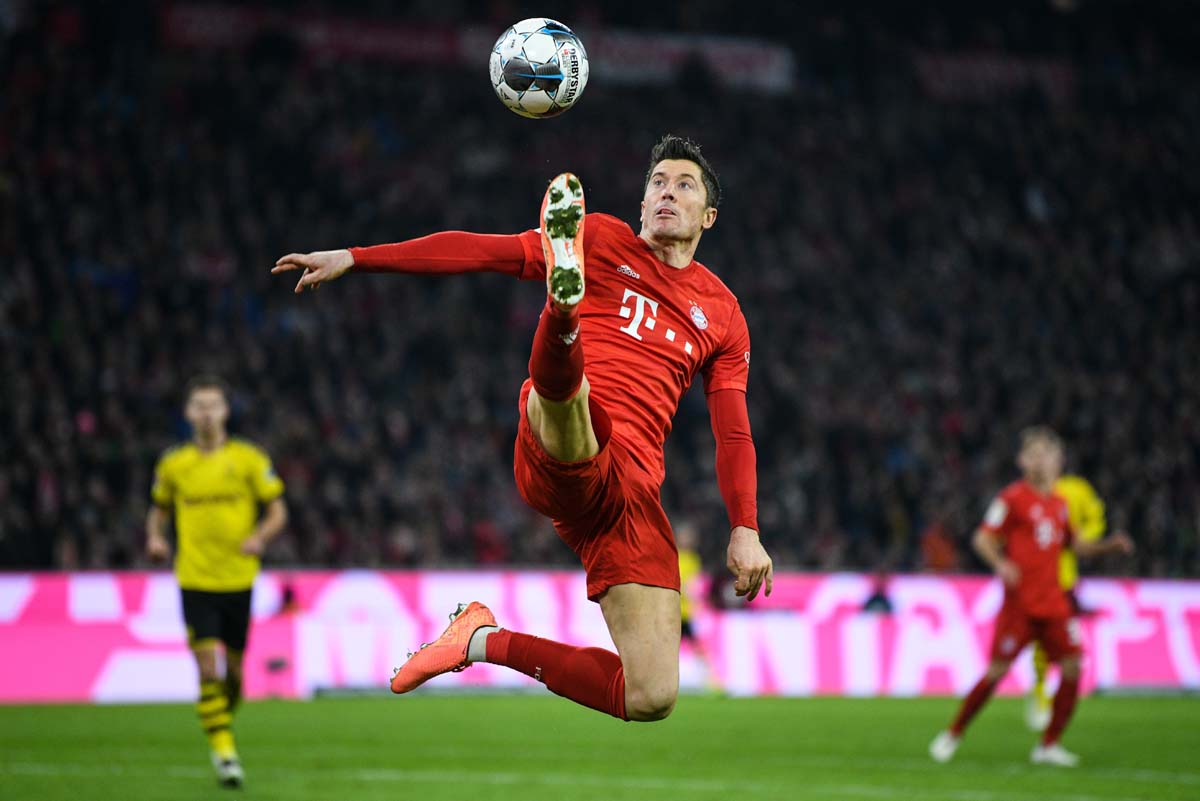 Bayern's Robert Lewandowski in action during the German Bundesliga soccer match between FC Bayern and Borussia Dortmund in Munich, Germany, 09 November 2019. 

CONDITIONS - ATTENTION: The DFL regulations prohibit any use of photographs as image sequences and/or quasi-video.