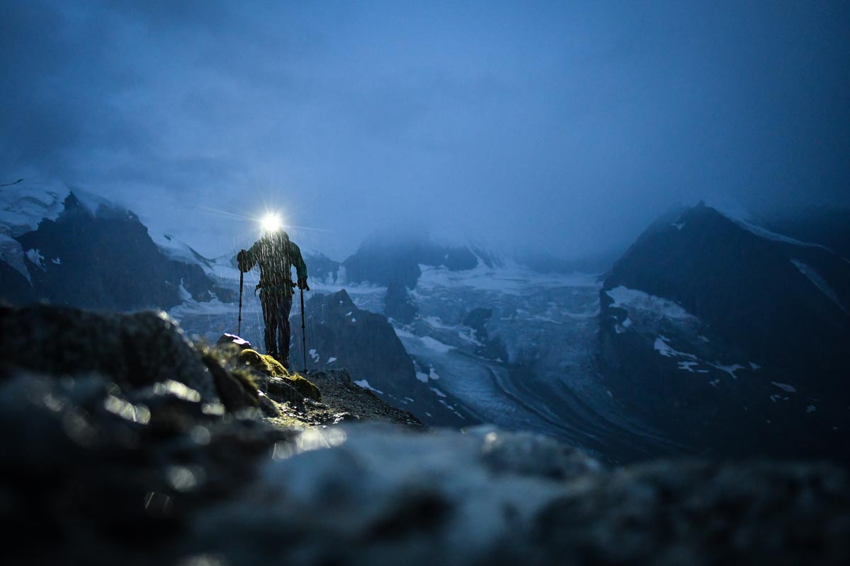 ZINAL, SCHWEIZ - 22.08.18: Ein Bergsteiger mit Stirnlampe macht sich im Morgengrauen bei Regen auf den Weg von der Cabane du Grand Mountet zum Blanc Du Moming (3661 m).  



Foto: Philipp Guelland
